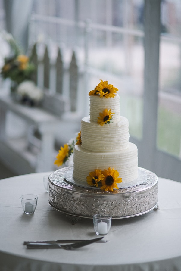 Sunflowers on wedding cake